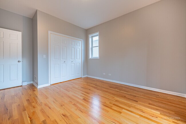 Building Photo - 633 E Bowen Ave