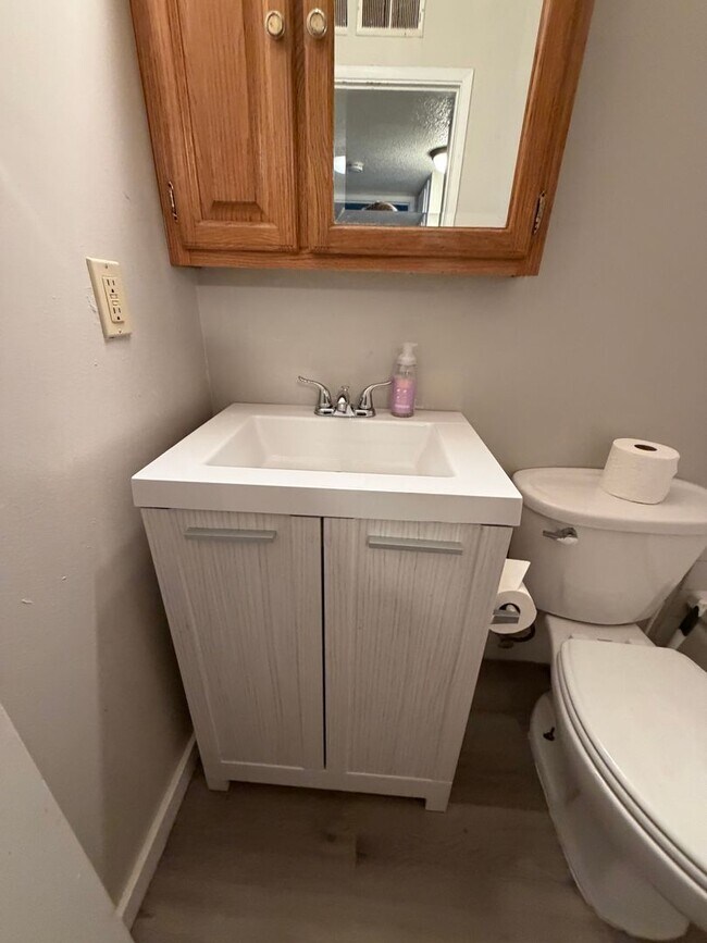 Building Photo - 3 bedroom 1 bath duplex