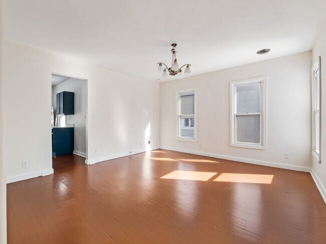 Building Photo - 937 Thomas Ave W