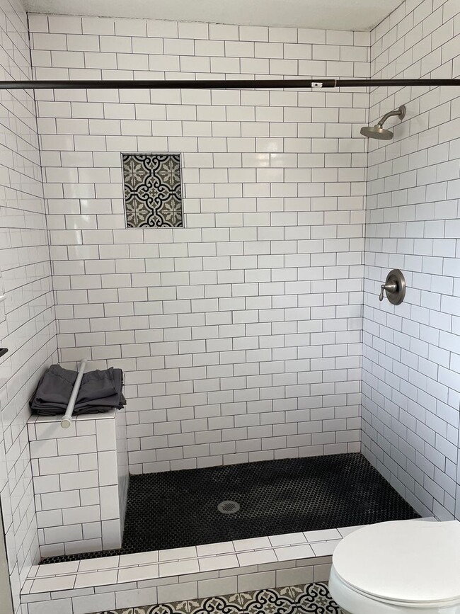 Building Photo - Available Now! Updated and Upgraded 3 Bed/2 Bath_Lawn Care Included