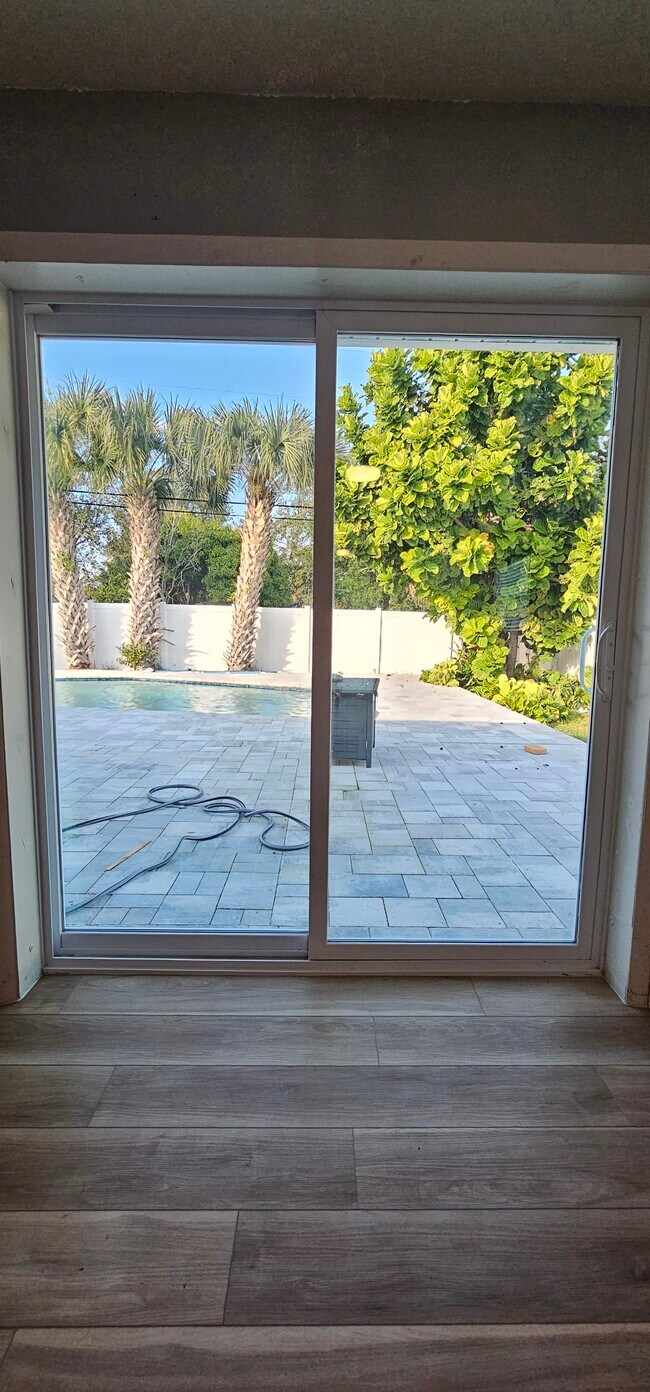 Building Photo - 370 Hunt Dr