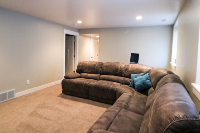 Building Photo - Beautiful 4 bed 3.5 bath townhome in Aspen...