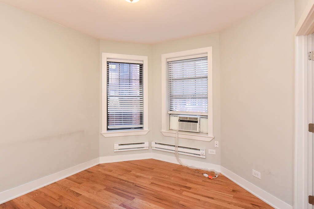 Building Photo - 4418 N Wolcott Ave