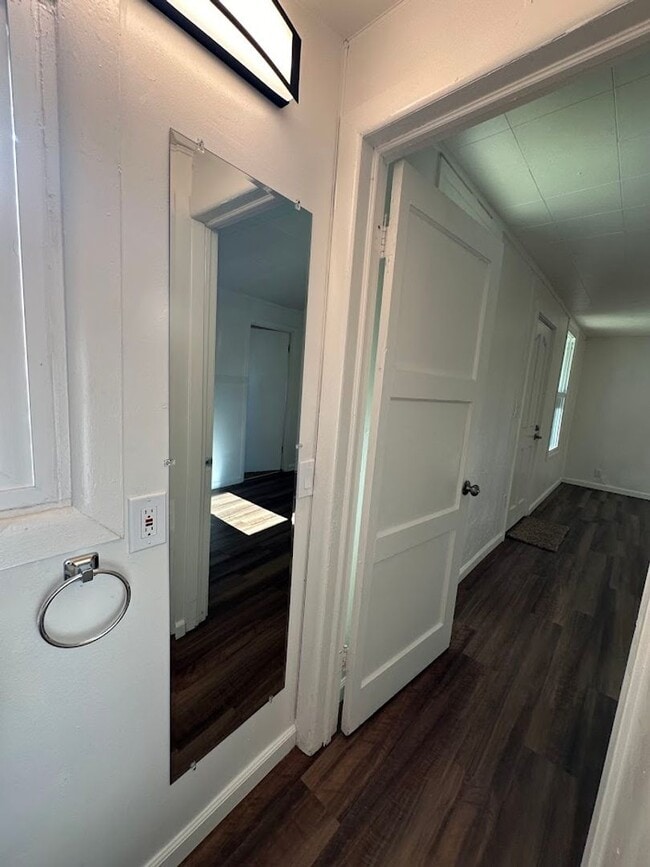 Building Photo - Charming One Bedroom in the Heart of Red Bluff! Pet Friendly!