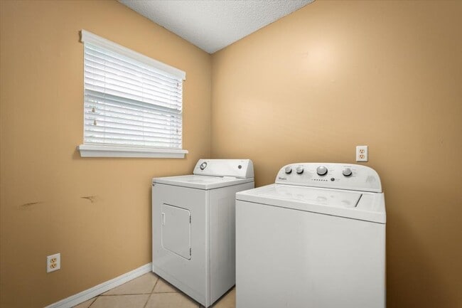 Building Photo - Beautiful 4BR Home with Fireplace, Screene...