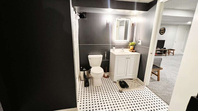 Building Photo - 1065 Hiawatha Dr