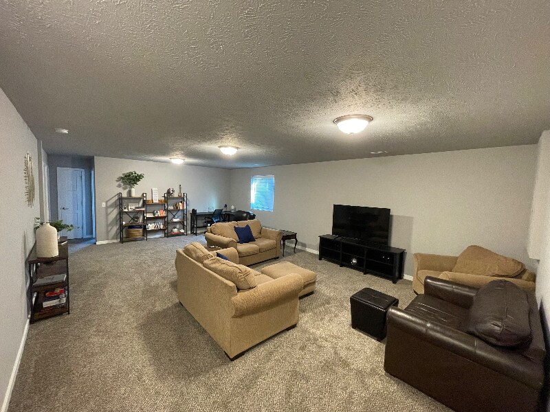 Building Photo - 1909 Hummingbird Dr