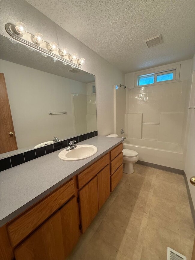 Building Photo - 1 Month Free – Updated 3BR/2BA Ranch in Mo...
