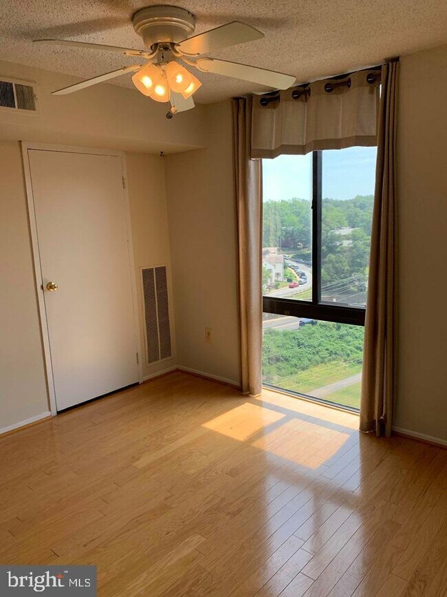 Building Photo - 4500 S Four Mile Run Dr