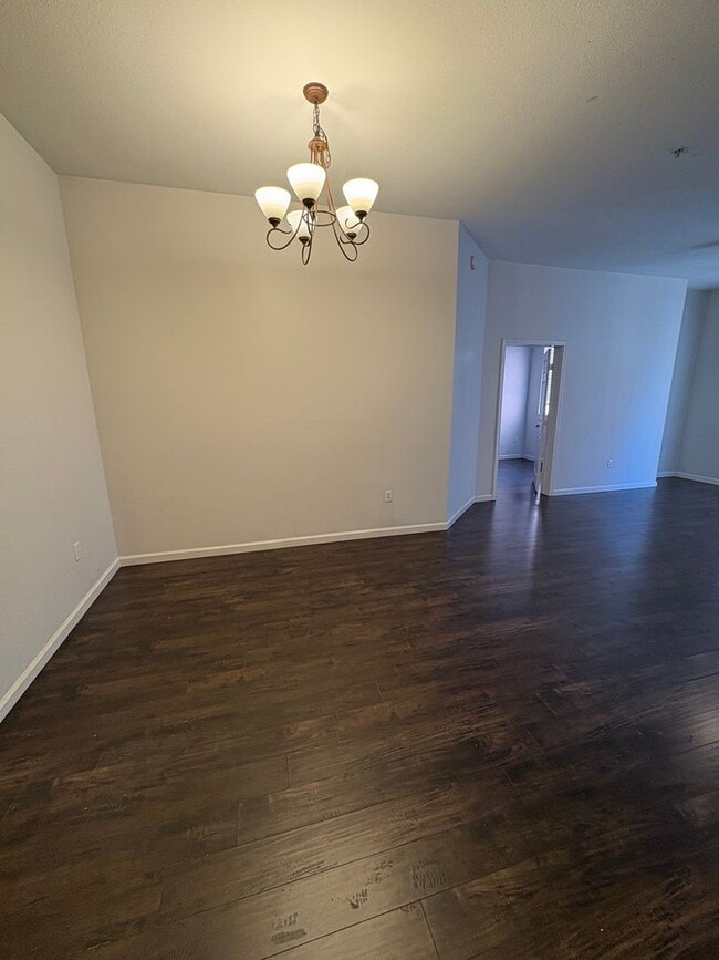 Building Photo - Amazing unfurnished 2 bedroom condo at Par...