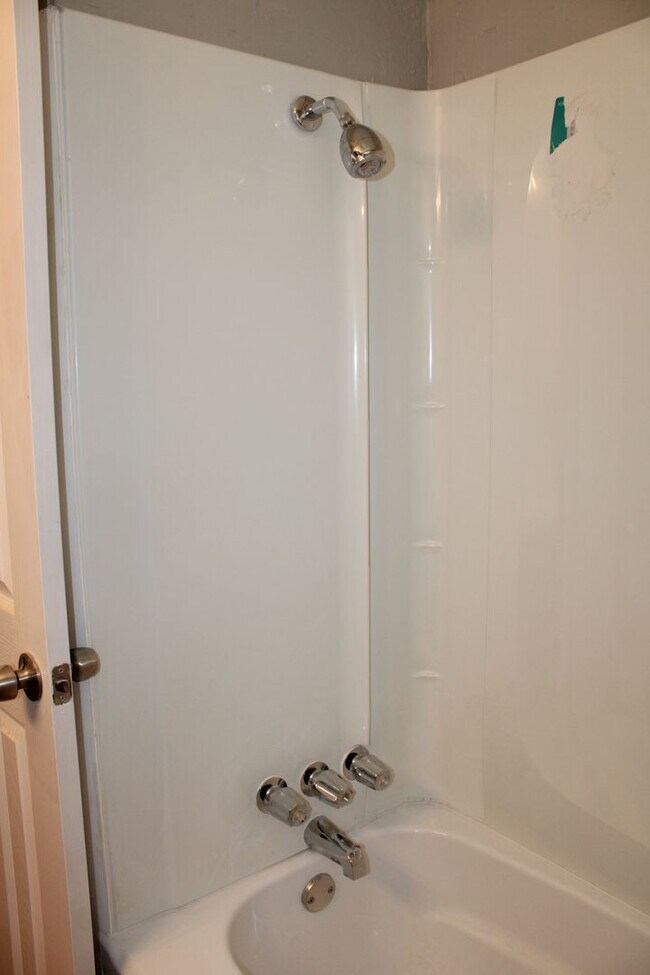 Building Photo - REMODELED!!  3 beds, 2 bath