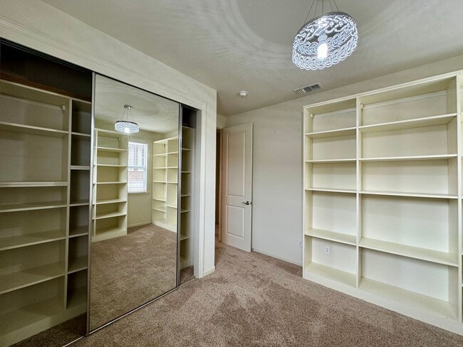 Building Photo - Large 4 Bedroom House in Hiddenbrook Commu...