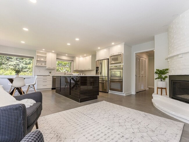 Building Photo - 4 BD remodeled Sylvan Heights home!