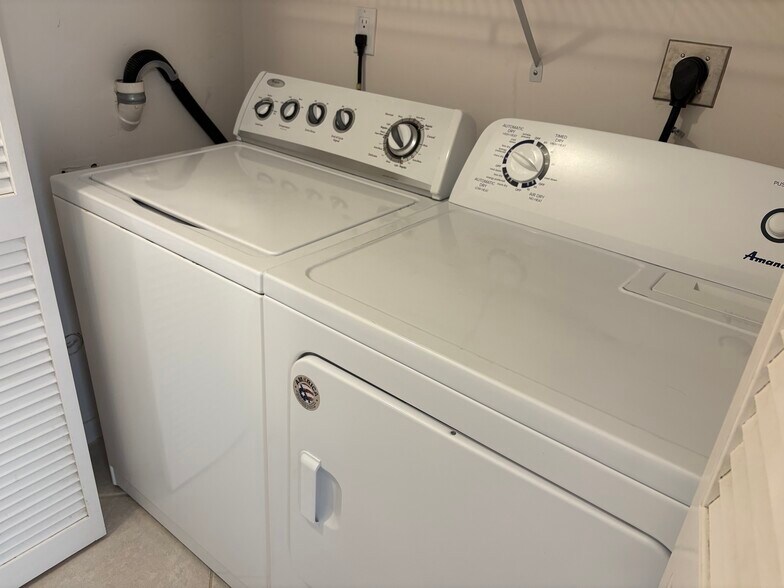 Building Photo - 3951 NE 17th Ave