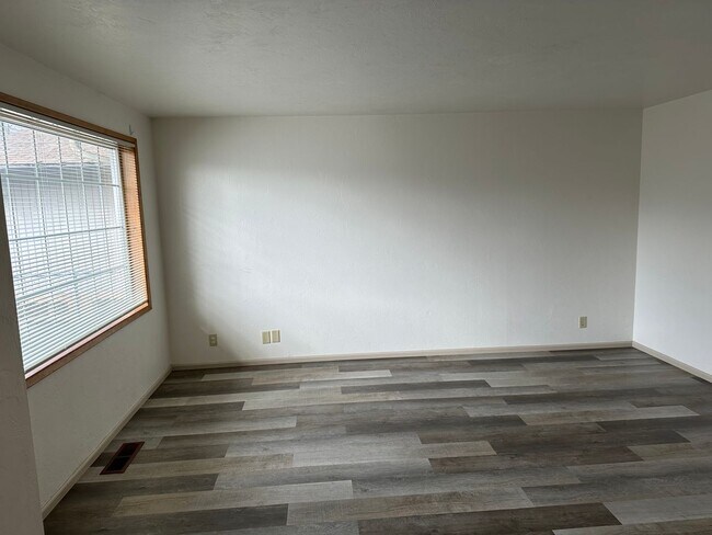 Building Photo - Cute 3-bedroom, 1-bathroom house in Springfield!