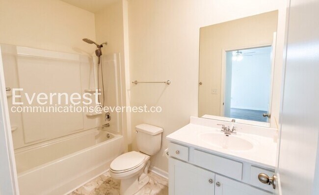Building Photo - 5 Bed/5 Bath Home with 3 Car Garage / Pet-Friendly / Available Now!