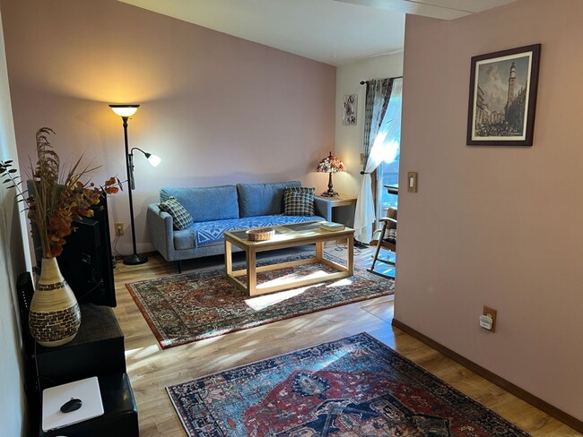 Building Photo - Fully Furnished 2 Bedroom Condo w/ All Uti...