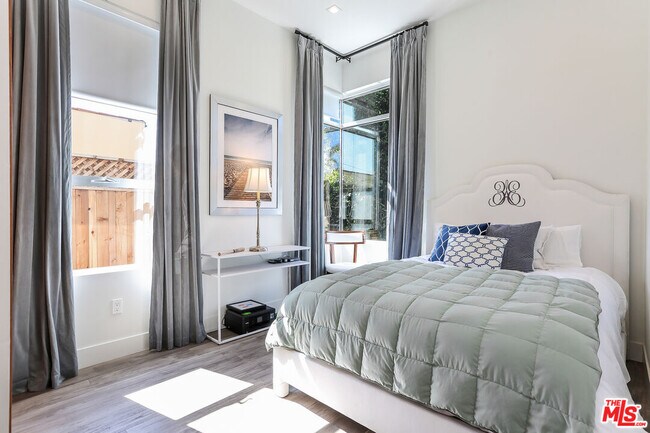 Building Photo - 912 N Crescent Heights Blvd