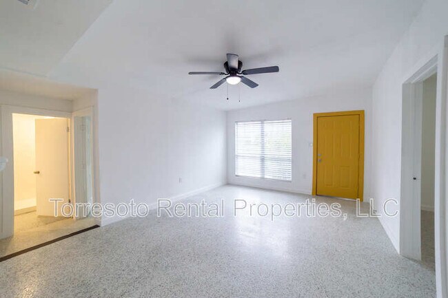 Building Photo - 823 N Trinity