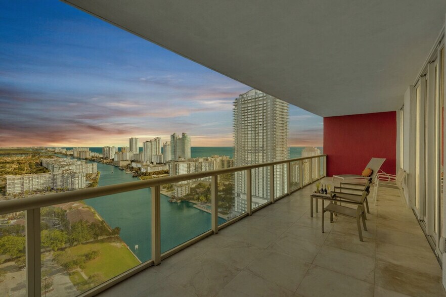 Building Photo - 2602 E Hallandale Beach Blvd