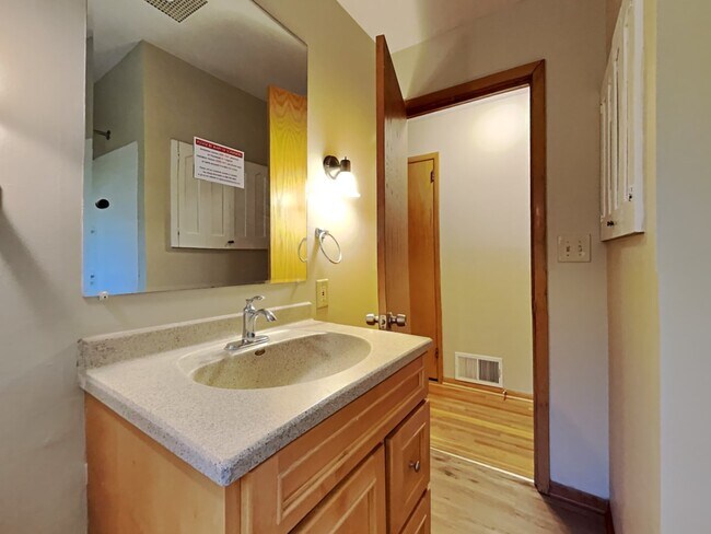 Building Photo - 2551 Charlotte St