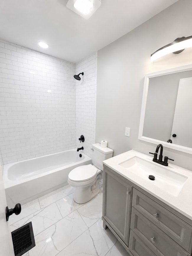 Building Photo - Newly Rehabbed 3-Bedroom Home with Modern Finishes & Fenced Backyard