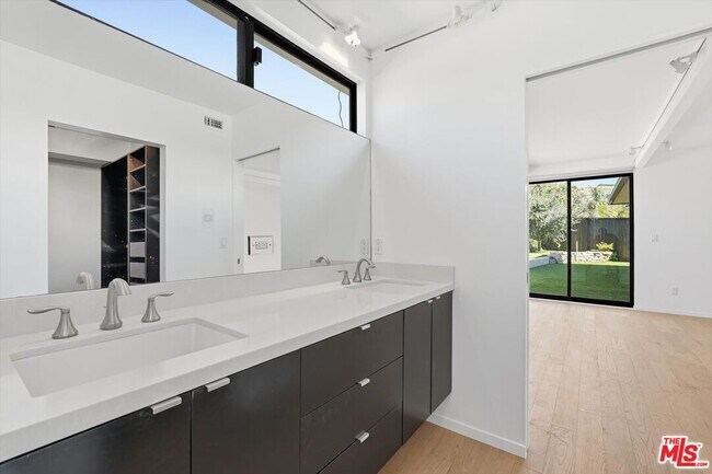 Building Photo - 18131 Kingsport Dr