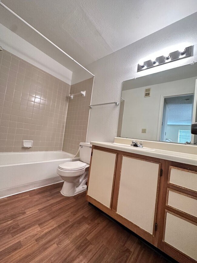 Building Photo - MOVE IN SPECIAL !!2 BEDROOM 1 BATHROOM CON...