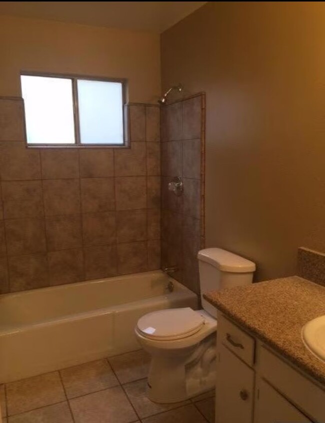 Building Photo - Nice home with a pool for rent in Visalia!