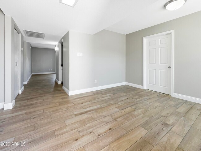 Building Photo - 1206 E Greenway Dr