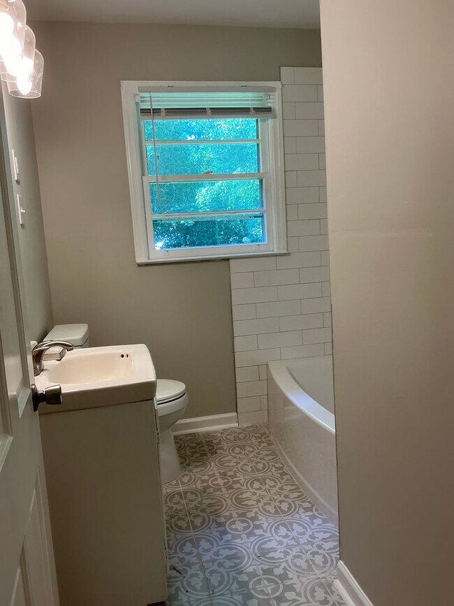 Building Photo - **COMING SOON! Beautiful Remodel In Progre...
