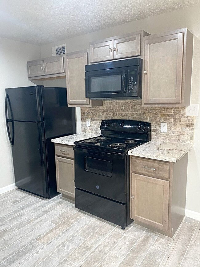 Building Photo - 5941 B Bedford Dr., Beaumont, TX 77708