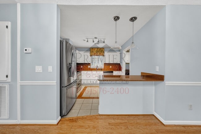 Building Photo - 7005 Robin's Nest Dr