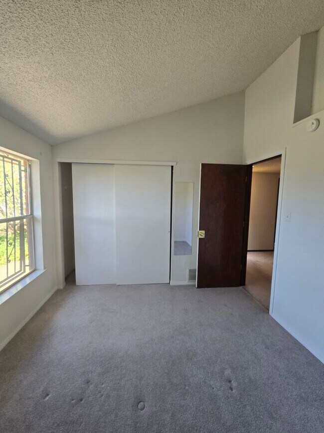Building Photo - Northeast Home With Beautiful Mountain Views