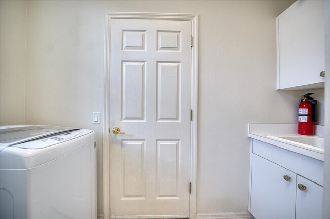 Building Photo - 2 Bedroom Plus Den/Office Home - Relaxing Pond View and Pet Friendly