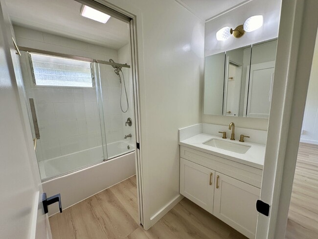 Building Photo - Renovated 3BR/2BA Home with Ocean Views – Aina Haina