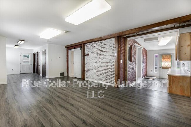 Building Photo - 2 Cherry St