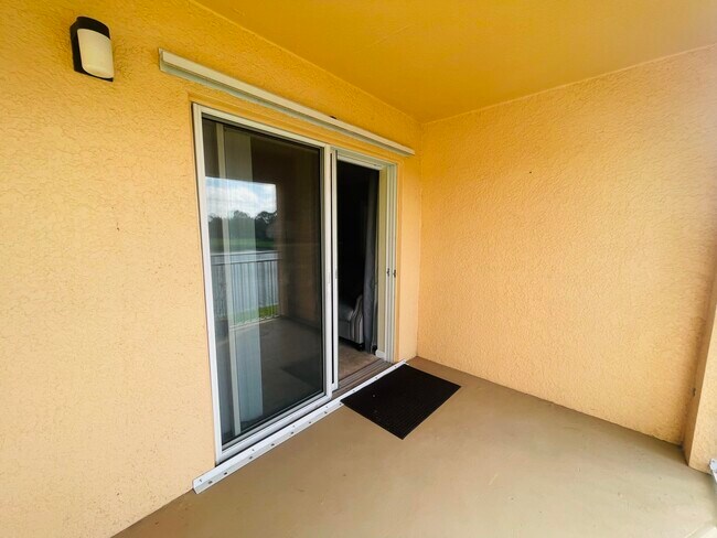 Building Photo - 291 SW Palm Dr