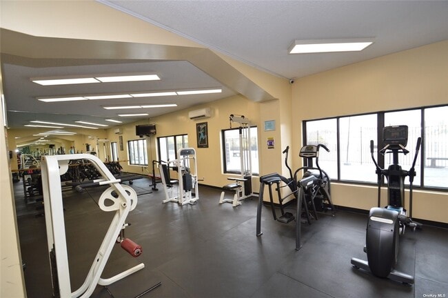 Building Photo - 25-40-40 Shore Blvd