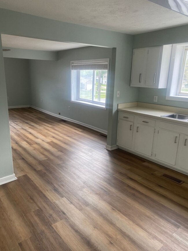 Building Photo - 933 Roosevelt Blvd