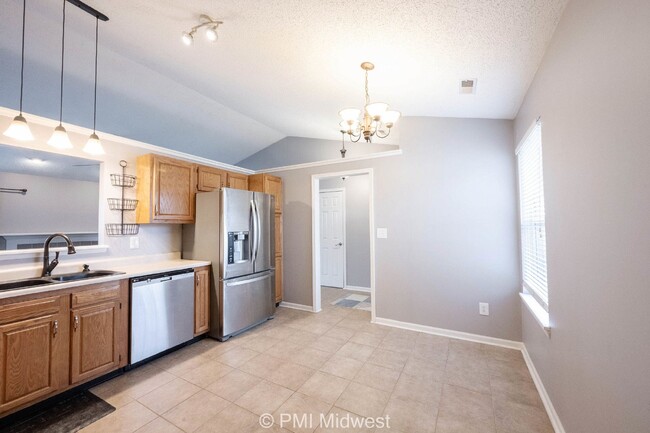 Building Photo - "Charming 3-Bed, 2-Bath Gem with 1323 Sq F...