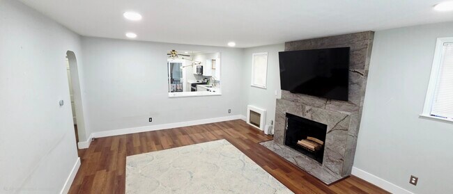 Building Photo - 728 Golden Ave