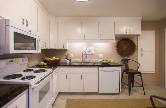 Building Photo - Live by the Bay: Renovated 2 Bed, 2 Bath