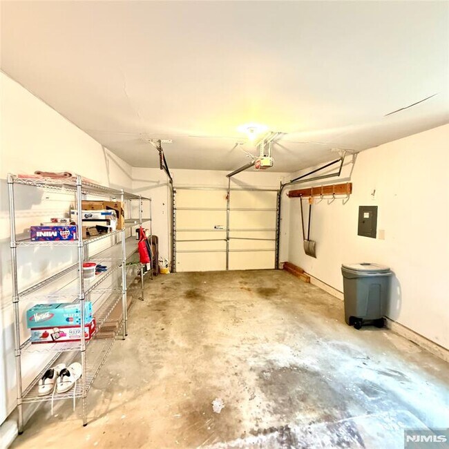 Building Photo - 107 Pine Oak Blvd