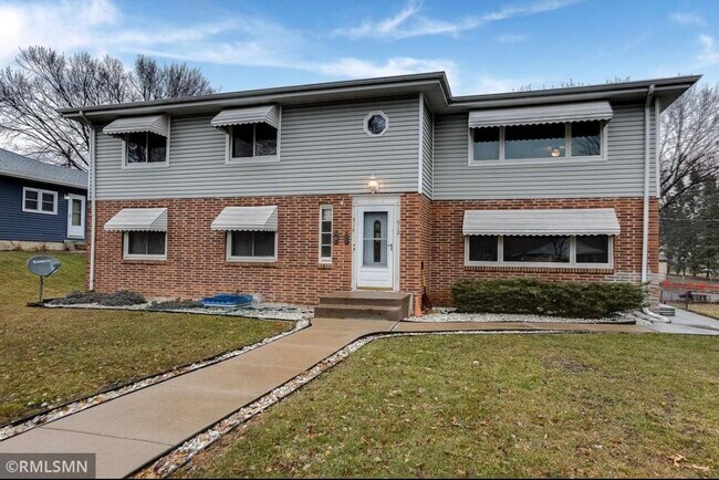 Building Photo - 914 Vincent Ave N