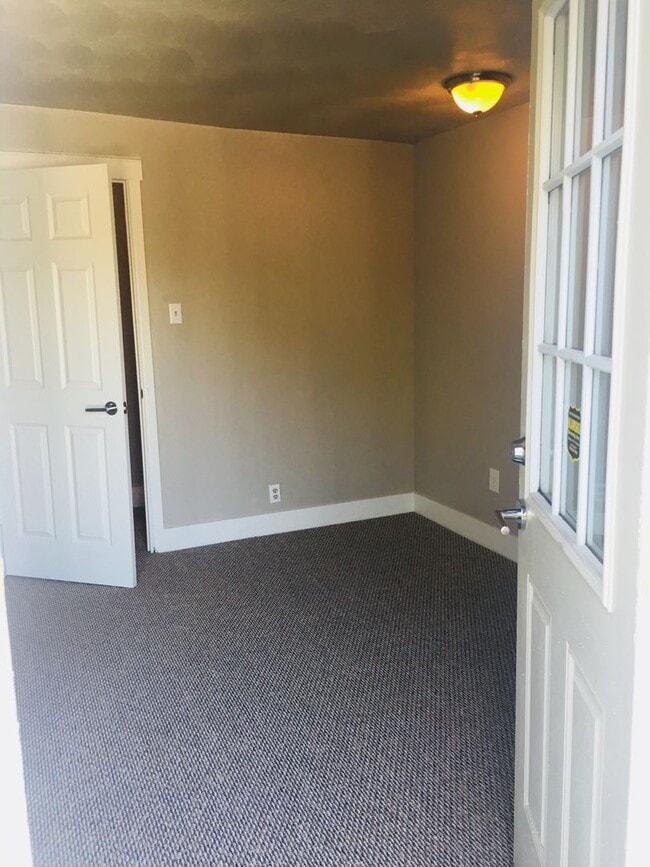 Building Photo - 3 bedroom in heart of South Side