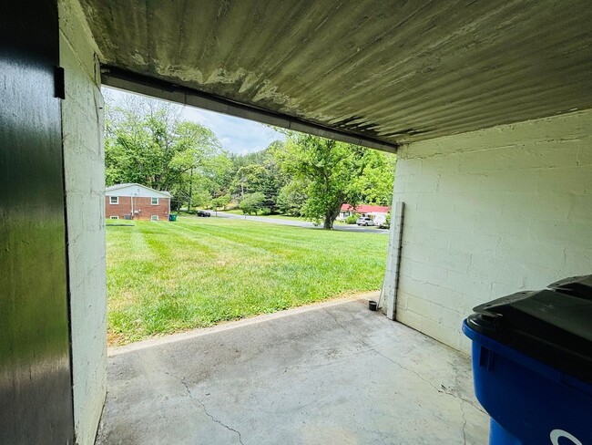 Building Photo - 1605 Lark Ln
