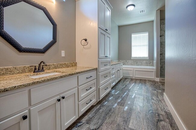 Building Photo - 807 Venice Ct