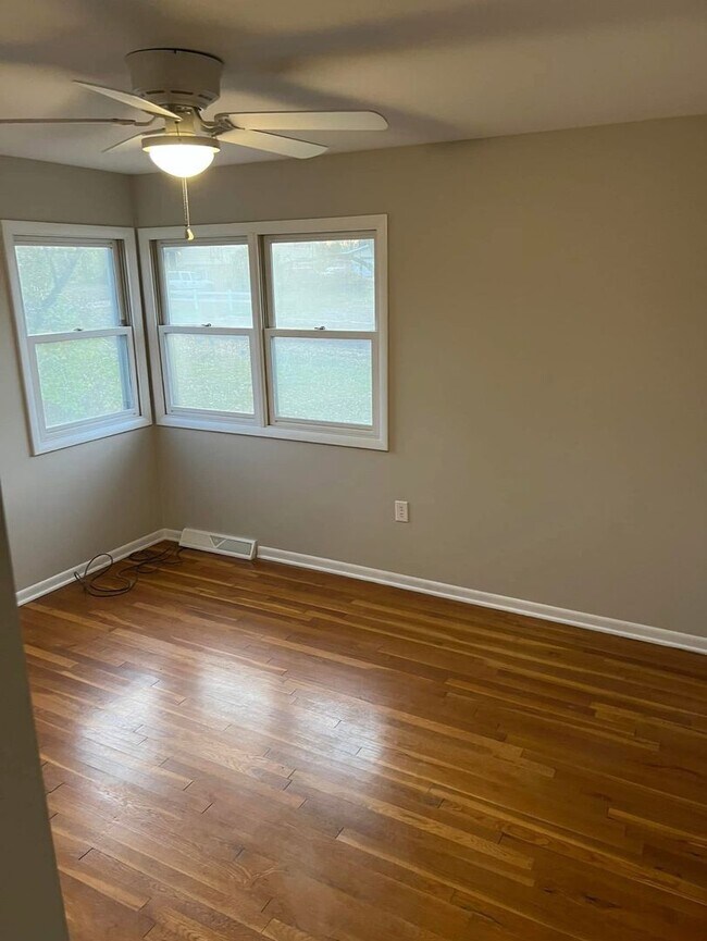 Building Photo - Spacious 4 Bed 1.5 Bath House