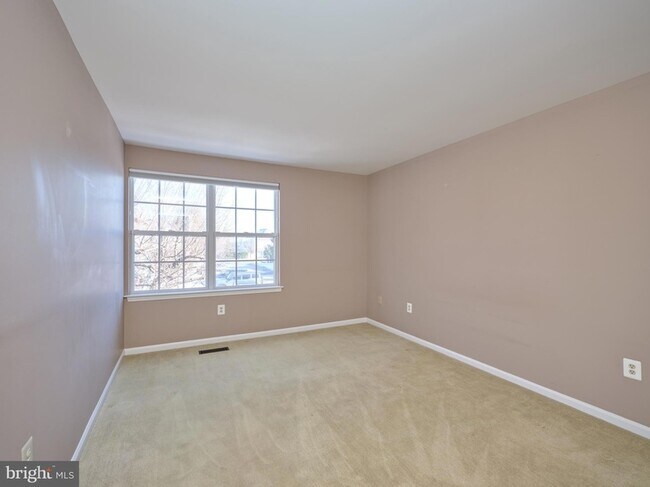 Building Photo - 509 Waterford Ct